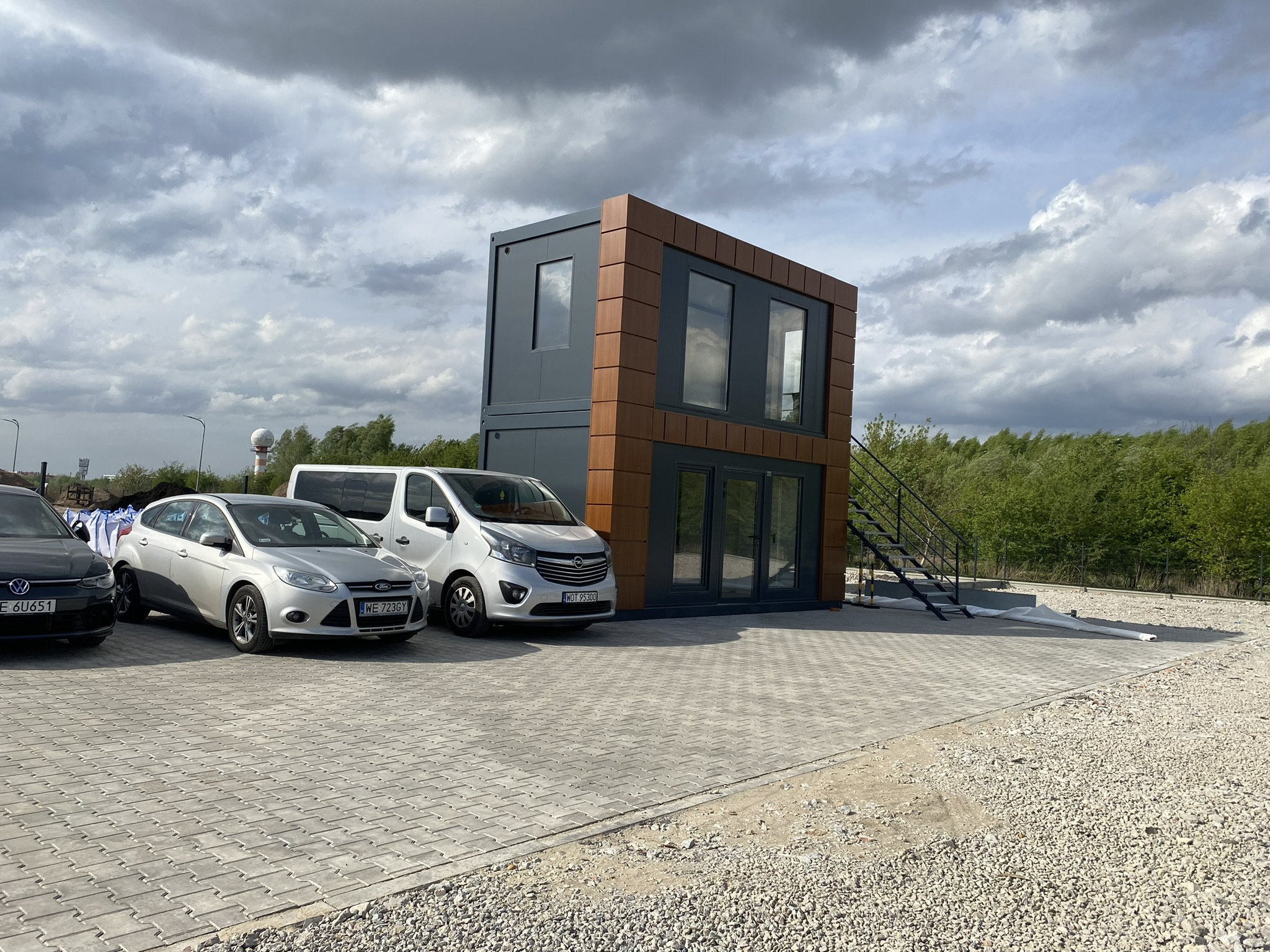Nowoczesne biuro obsługi klienta Skyway Parking przy lotnisku Chopina w Warszawie – bezpieczny, monitorowany punkt recepcyjny otwarty 24/7 dla podróżnych szukających postoju na Okęciu.