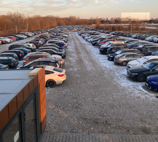 Rozległy, utwardzony plac Skyway Parking na 1000 miejsc postojowych przy lotnisku Chopina – bezpieczny parking strzeżony z monitoringiem i oświetleniem LED blisko Okęcia.