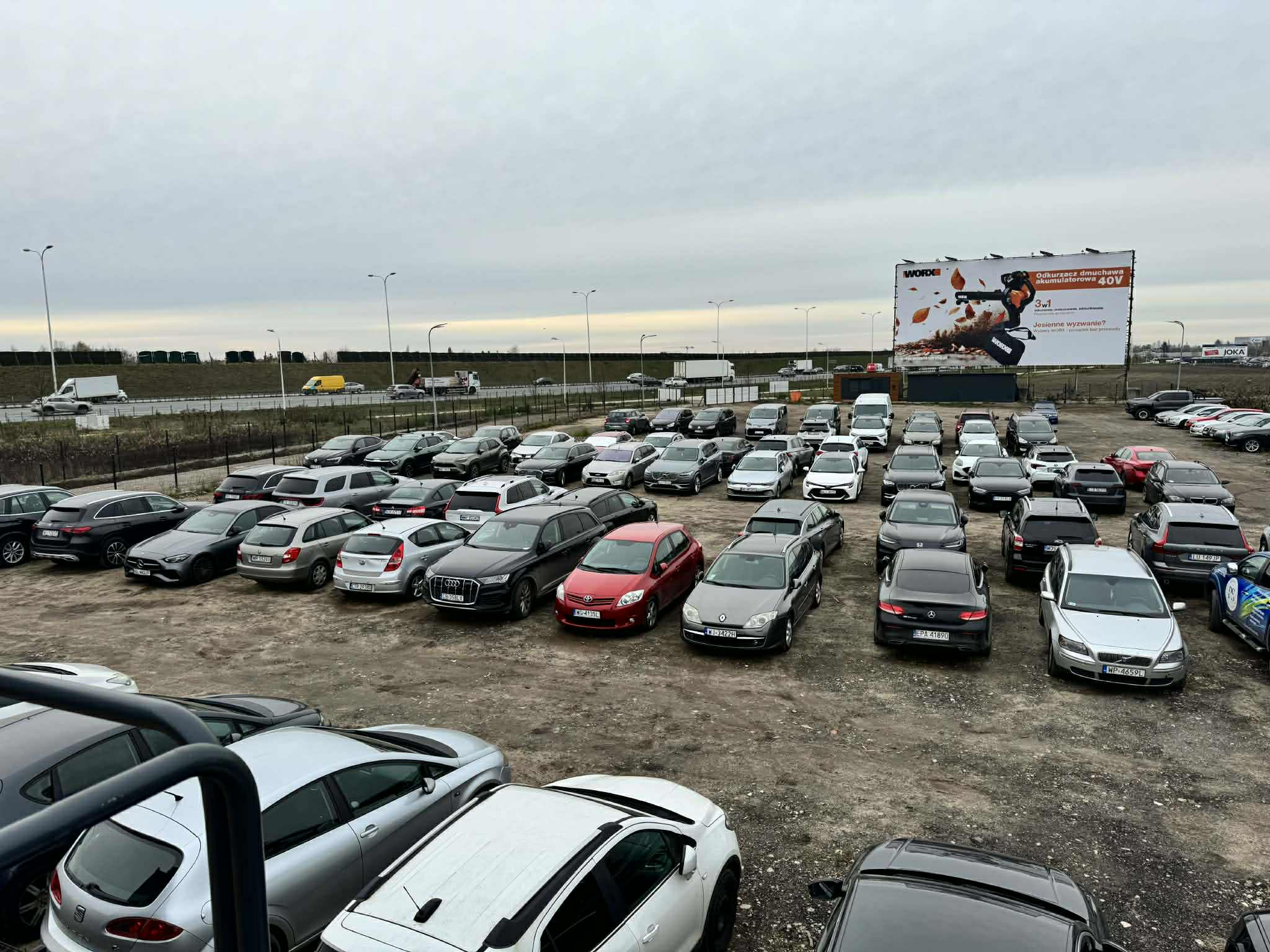 Szerokie alejki dojazdowe i bezpieczne stanowiska postojowe na Skyway Parking przy lotnisku Chopina – profesjonalny parking długoterminowy z całodobowym nadzorem kamer i ochroną.